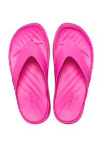 Roze flip-flops gemaakt van lichtgewicht rubber met een gladde textuur, met een T-band ontwerp en een reliëf merklogo op de zool.