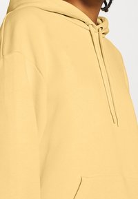 Monki Felpa con cappuccio - yellow