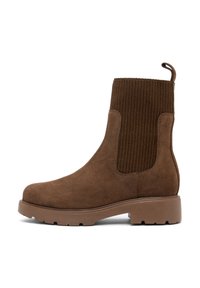Hnědé semišové kotníkové boty s vroubkovaným elastickým bokem, zaoblenou špičkou a robustní gumovou podrážkou. Obsahují poutko pro snadné obouvání.