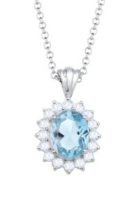 Silverhalsband med en oval blå ädelsten omgiven av en halo av små klara stenar, med en smäcker kedja och detaljerad hängande inställning.