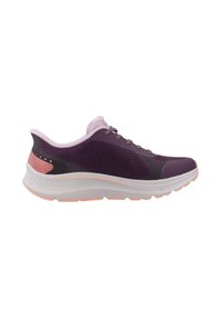 Chaussure de sport en mesh violet avec des accents roses, une semelle blanche et des détails texturés. Dispose d'un design à lacets et d'une tige respirante.