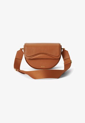 Braune strukturierte Leder-Crossbody-Tasche mit runder Form, die ein Wellenmuster auf dem Klappe und einen passenden verstellbaren Schulterriemen aufweist.