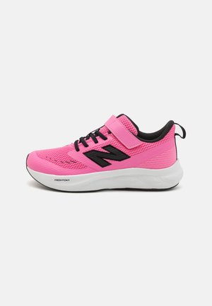 Zapatilla deportiva rosa con parte superior de malla transpirable, acentos negros, una correa de Velcro y una suela blanca acolchada con la inscripción "FRESH FOAM".