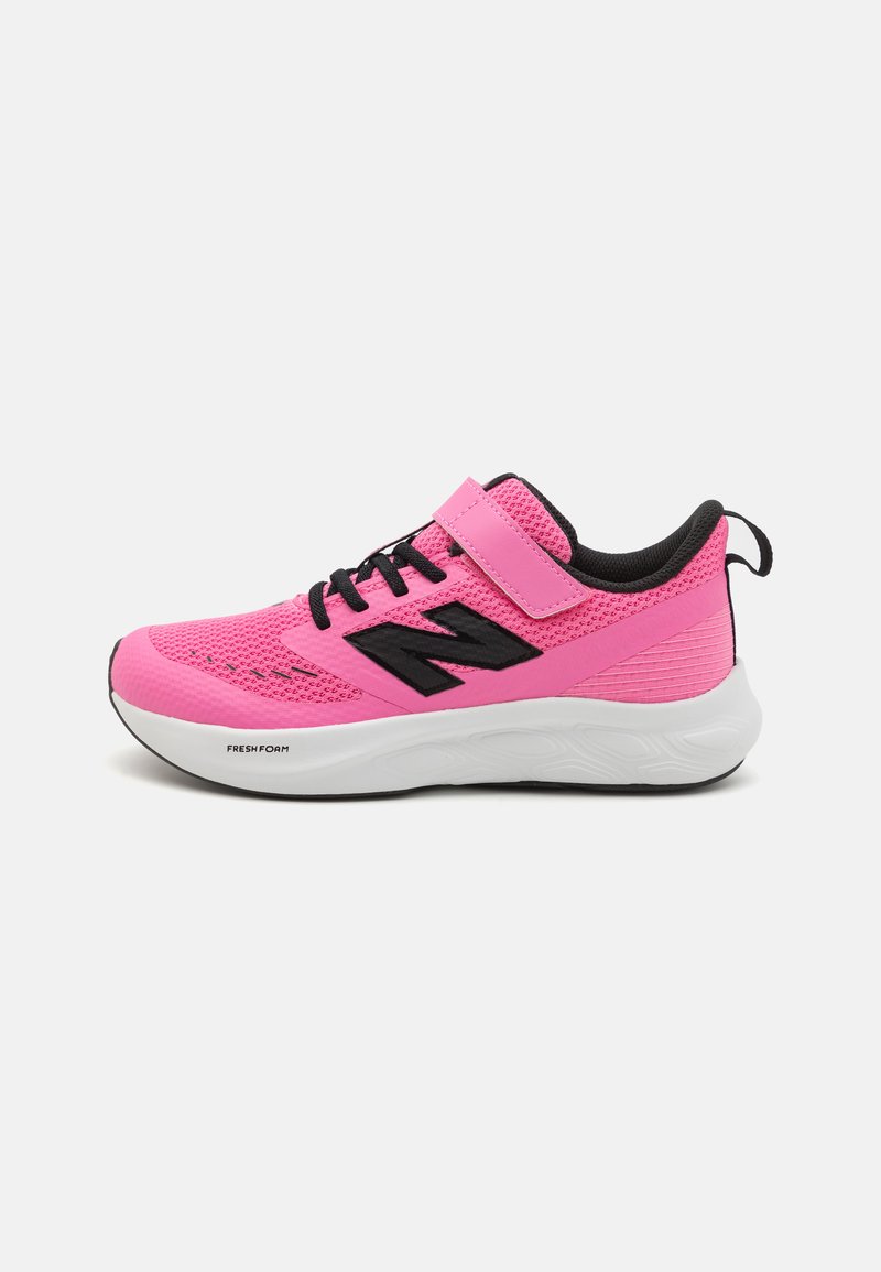 Chaussure de sport rose avec une tige en maille respirante, des accents noirs, une sangle Velcro et une semelle blanche rembourrée estampillée "FRESH FOAM."