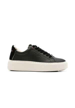 Zwarte lage sneaker met dikke witte zool, zwarte veters en subtiele stiksel details aan de zijkant, getoond in zijaanzicht op witte achtergrond.