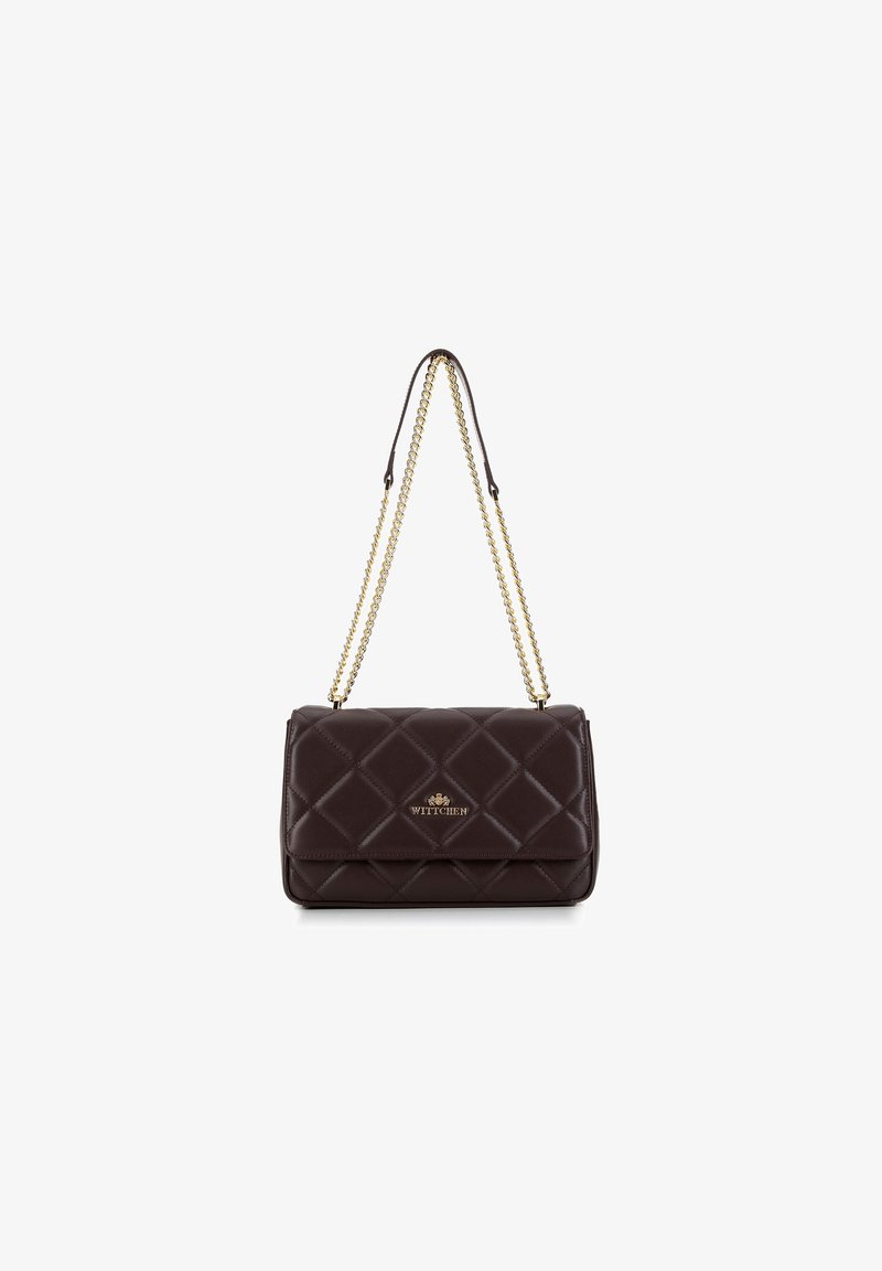 Sac à main en cuir marron matelassé avec une chaîne dorée et un logo embossé. Forme rectangulaire compacte avec fermeture à rabat.