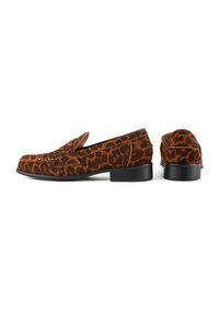 Loafers w panterką w brązowym zamszu, z niskim czarnym obcasem i przeszyciami wzdłuż palców i krawędzi. Wzór wsuwany, bez elementów metalowych.