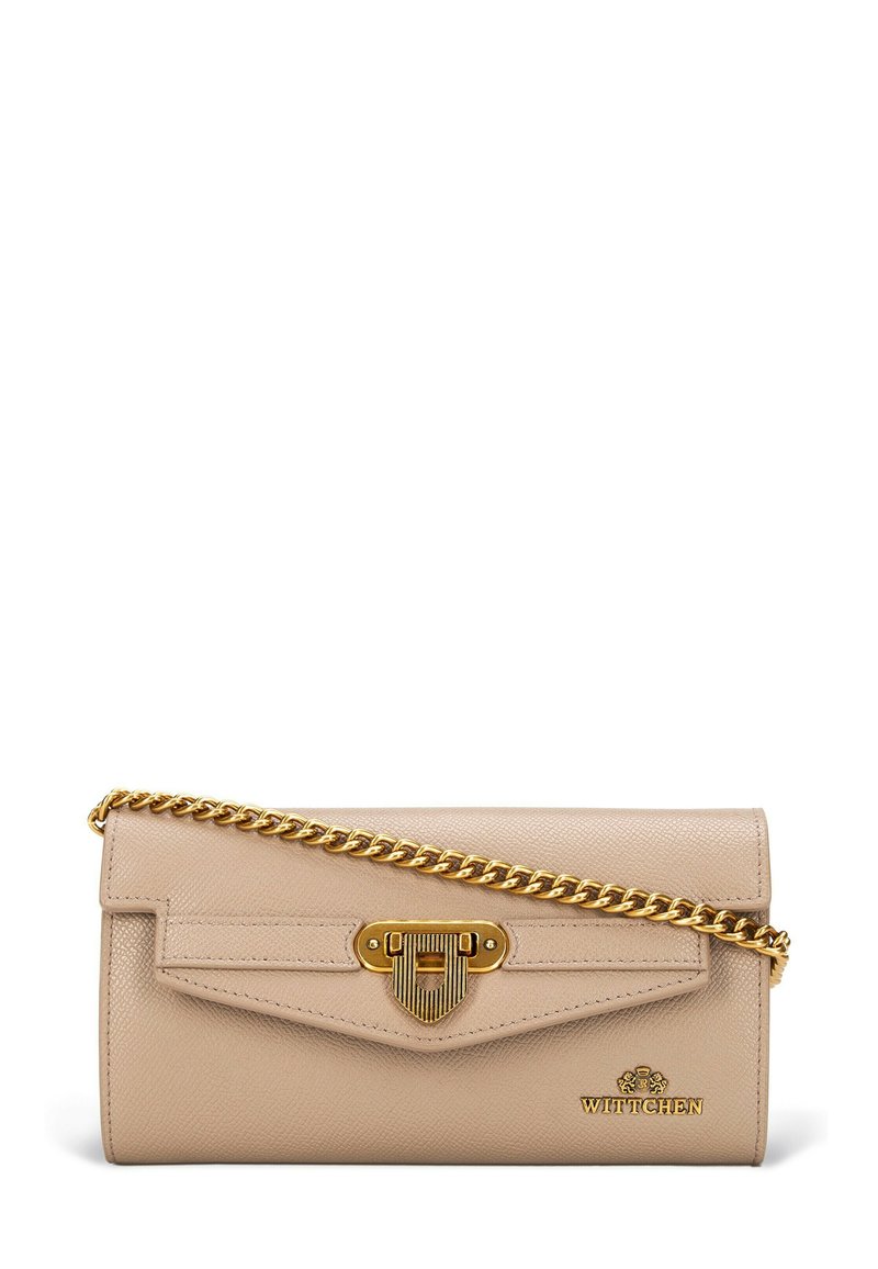 Borsa a pochette in pelle beige con patta ripiegata, tracolla in catena dorata e una chiusura decorativa. Presenta dettagli del logo impresso sul davanti.