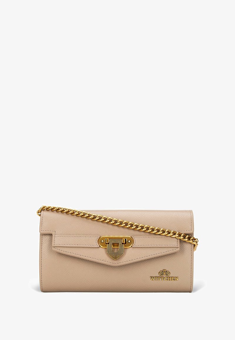 Borsa a pochette in pelle beige con patta ripiegata, tracolla in catena dorata e una chiusura decorativa. Presenta dettagli del logo impresso sul davanti.