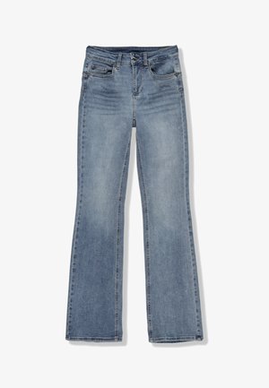 Jeans in denim azzurro chiaro a gamba svasata con una texture liscia, design a cinque tasche e cuciture a contrasto. Presentano una chiusura con bottone e zip.