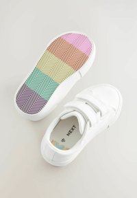 Vita sneakers med två kardborreband, överdel av texturerat läder och en flerfärgad zigzag-gummisula i pastellfärger.