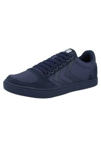 Sneakers blu navy realizzati con una combinazione di materiali in tela e suede, con punta arrotondata, dettagli cuciti e lacci piatti.