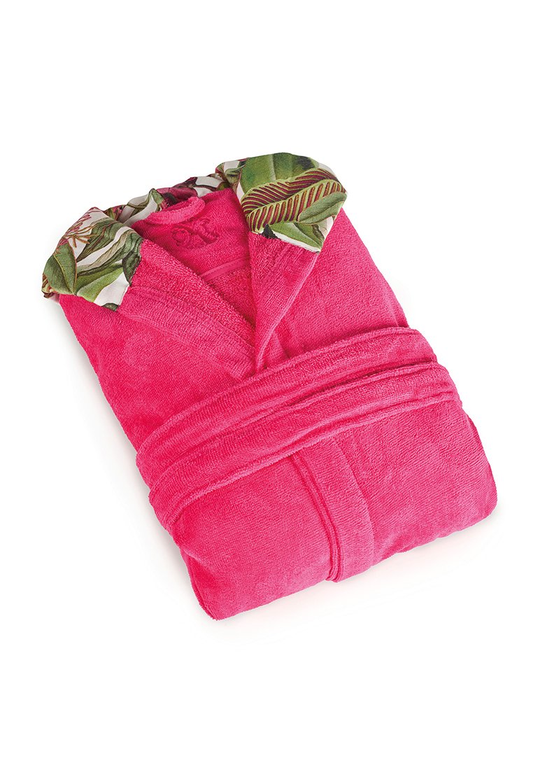 Bata de baño de un brillante color rosa plegada, con un cuello estampado en verde con hojas y blanco, sobre un fondo blanco.