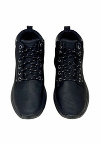 Zapatos de cordones negros con un acabado mate y suave. Forma de puntera redonda y cuello acolchado. Ojetes metálicos y cordones texturizados para un ajuste seguro.