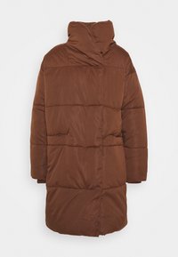 Hnědá prošívaná bunda s vysokým límcem, horizontálním prošíváním a bočními kapsami. Hladká textura a design do délky kolen.