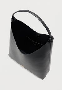 Čierna kožená taška na rameno so štruktúrovaným tvarom, širokým horným otvorom a krátkym uchom. Vnútri je vrecko a hladká textúra.