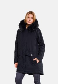 Černá parka s límcem z umělé kožešiny, která má zip a knoflíkovou légu, přední kapsy a o něco delší lem pro zvýšenou ochranu.