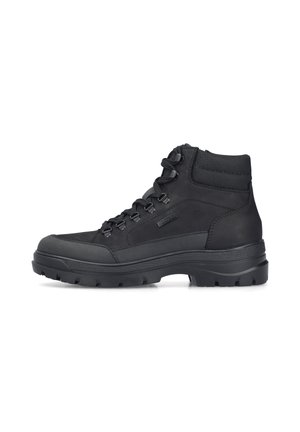 Botte de randonnée noire montante avec semelle épaisse à crampons, laçage devant, col rembourré et étiquette de marque sur le côté.