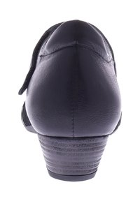 Schwarzer Leder-Highheel mit runder Zehenpartie, strukturiertem, gestapeltem Absatz und verstellbarem Riemen. Glatte Oberfläche mit minimalen Nähten.