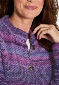Strickcardigan mit einem Farbverlauf in lila Tönen, strukturiertem Material, Stehkragen und zwei runden Knöpfen vorne.
