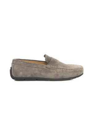Mocassino grigio in suede con un design cucito discreto, suola in gomma nera piatta e stile slip-on. Texture liscia con dettagli minimi.