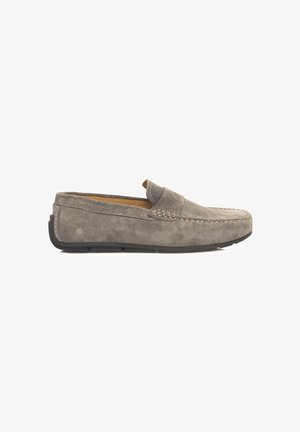 Grau Wildleder Slipper mit einem dezenten gestickten Design, flacher schwarzer Gummisohle undschlüpfendem Stil. Glatte Textur mit minimaler Detailgestaltung.