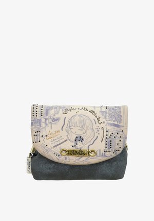 Bolso bandolera con una parte superior de color beige claro que presenta ilustraciones y adornos, un fondo texturizado gris y herrajes en tono dorado.