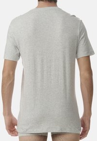 Szary T-shirt z krótkim rękawem, wykonany z miękkiego materiału, z okrągłym dekoltem i luźnym krojem, o gładkiej fakturze i minimalnych detalach szwów.