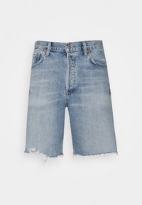 Ljusblå denimshorts med rak skärning, blekt utseende och fransade nederkanter. Har fem fickor och metalldragknapp.