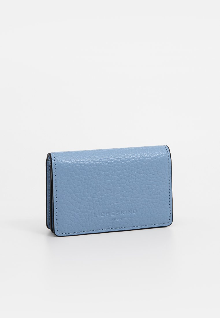 Blaues Lederportemonnaie mit strukturiertem Finish, Dreifachdesign, mit geprägtem Branding auf der Vorderseite und schwarzem Nähte.