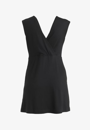 Vestido negro sin mangas con escote en V profundo, fabricado en una tela suave, que presenta un torso ajustado y una falda acampanada. Diseño simple sin patrones.