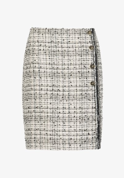 Tweednederdel med et creme- og sortternet mønster, med en sidelukning med knapper og en kontrastkant langs åbningen.