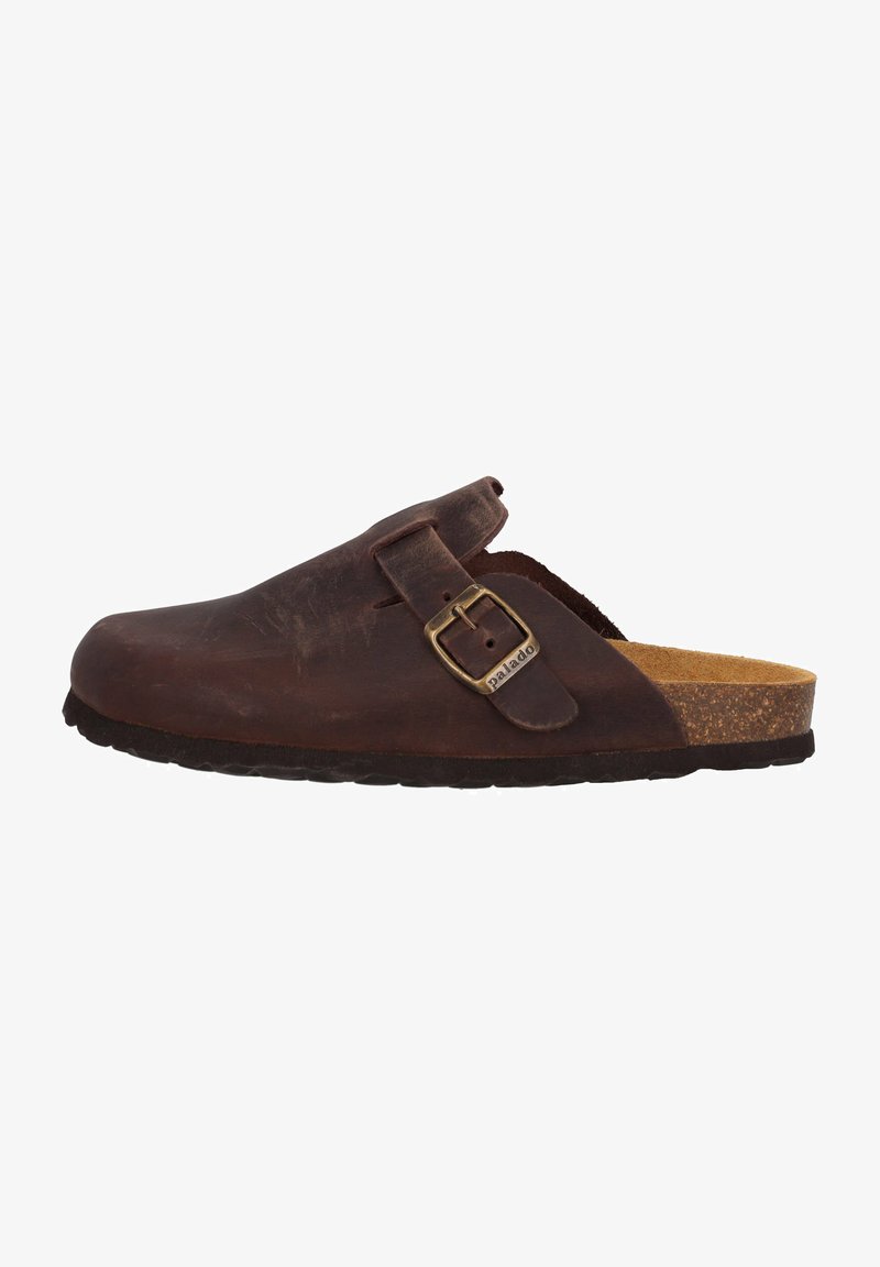 Sabot en cuir marron avec une accent de boucle, semelle en liège et semelle en caoutchouc noir. Texture lisse avec une légère usure visible sur le matériau.