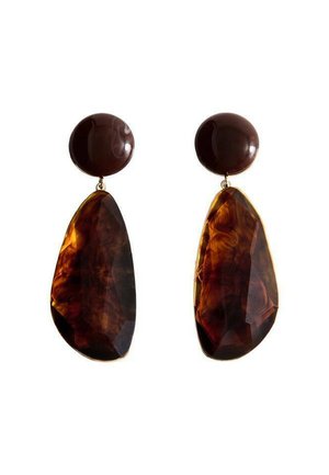 Cercei din scoică țestoasă cu un stud circular de culoare maro închis și o formă de picătură lungă, fasetată. Finisaj lucios și accente de tonalitate aurie.