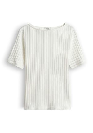 Weißes, kurzärmeliges Ripp-T-Shirt mit rundem Ausschnitt und vertikal verlaufenden texturierten Linien, mit der Aufschrift "Opus" im Inneren des Kragens.