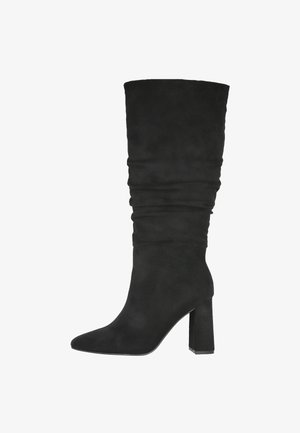 Botas de ante negras hasta la rodilla con un diseño arrugado, punta afilada y tacón ancho, que presentan una textura suave y un estilo minimalista.