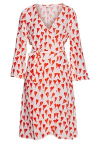 Weißes Wickelkleid mit roten herzförmigen Mustern, langen Ärmeln und einem gebundenen Taillengürtel.