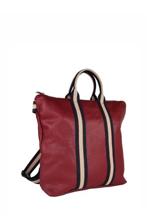 Sac en cuir rouge avec des poignées en tissu rayé double et des bretelles en marine, blanc et orange, présenté sur un fond blanc.