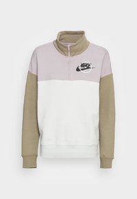 Pullover sweater met een hoge kraag, voorzien van een rits, in lavendel, wit en olijfgroene segmenten. Bevat een zwarte Nike-logo detail.