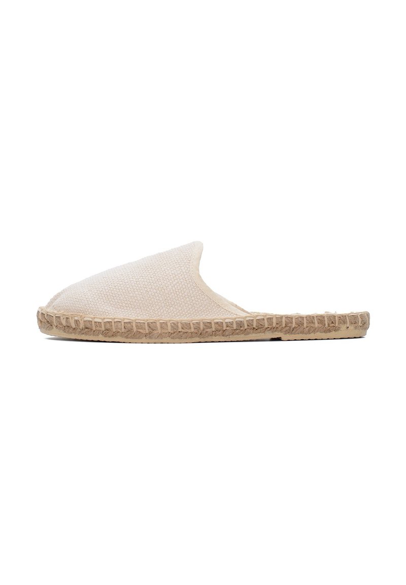 Pantofole beige slip-on con upper texturizzato, punta arrotondata e suola in juta intrecciata. Design minimalista, senza hardware o accenti visibili.