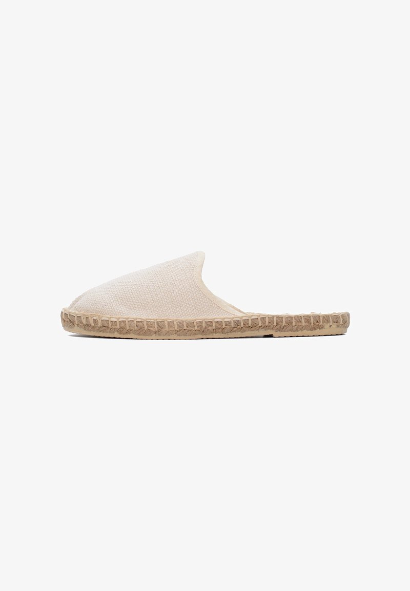 Beige instapslipper met een textuur bovenkant, ronde neus en een geweven juten zool. Minimalistisch ontwerp, geen zichtbare hardware of accenten.
