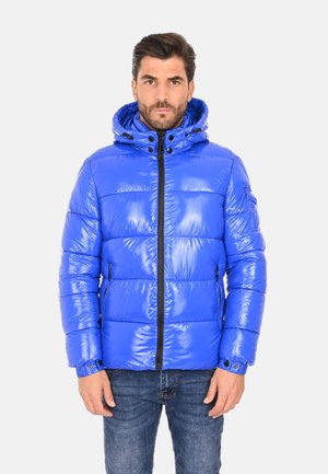 Giacca a vento blu con una finitura lucida e trapuntata. Presenta un cappuccio, chiusura con zip frontale e tasche nascoste, realizzata in materiale leggero e isolante.