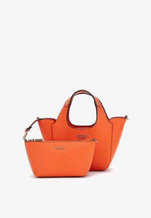 Orange läderhandväska set som innehåller en stor tote med ett böjt handtag och en mindre zippered pouches, båda präglade med "GUESS."