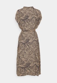 Beżowa sukienka z czarnym, wirującym wzorem, z krótkimi rękawami, wysokim dekoltem i dopasowaną talią, tworząca zwiewną sylwetkę.