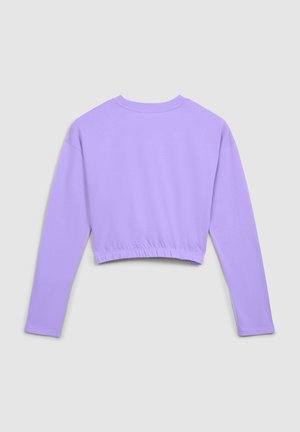 Top corto a maniche lunghe lavanda con collo rotondo e orlo arricciato. Texture liscia, design minimale, con spalle leggermente scese.