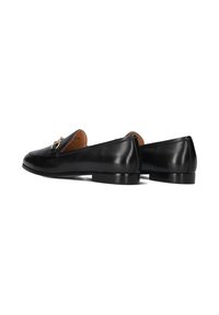 Zwarte leren loafers met een lage hak, ronde neus en decoratieve hardwareaccenten. Zachte textuur en minimale stiksels.