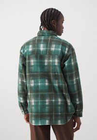 Columbia BENTON SPRINGS™ SHIRT JACKET II - Fliisjakk - rain forest
