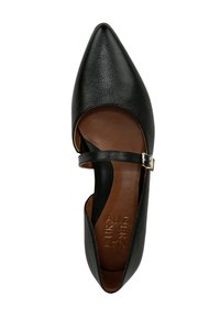 Scarpa piatta in pelle nera con punta affusolata, ritagli laterali e una sottile cinghia alla caviglia con una fibbia dorata. Texture morbida con una soletta marrone.