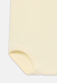 Gulstripet bodysuit laget av myk bomull, med rund halslinning og trykknapper nederst for enkel påkledning.