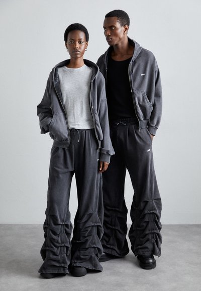 AVAVAV SMOCKED TRACK PANT UNISEX - Pantalon de survêtement - black